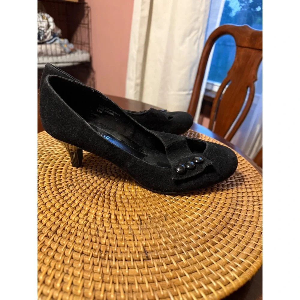 Classique Womens Black Faux Suede Button Detail Kitten Heel Pumps Size 9.5W